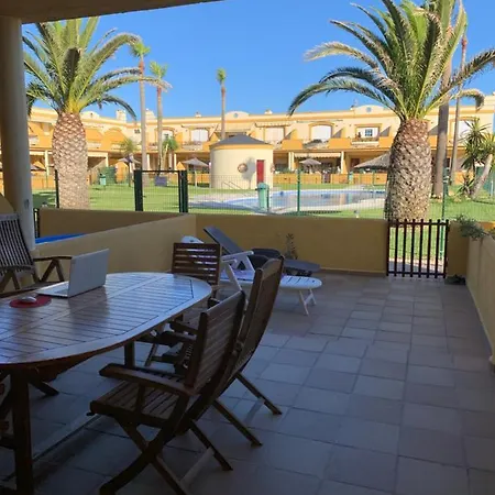 Apartamento Primera Linea De Playa Con Piscina. アパート *